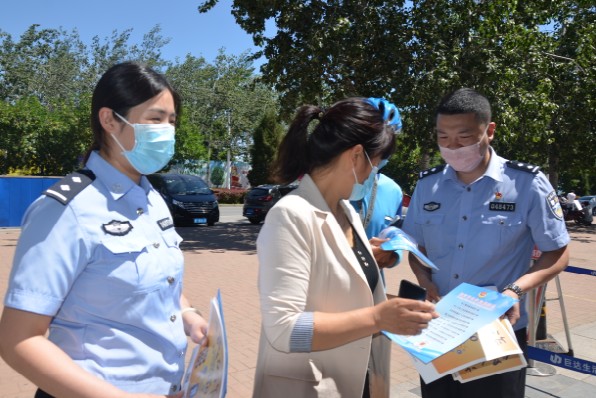 刑警大队大队长局党委成员安磊同志带领刑警大队两名民警,城关派出所